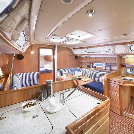 船上ホテル Boat In